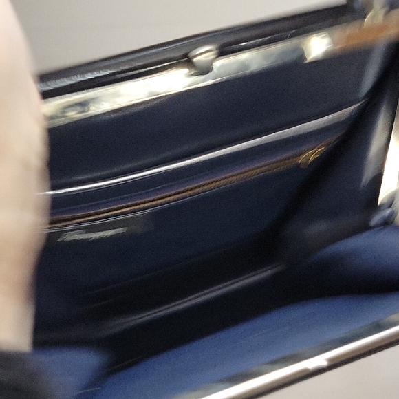 Elegant Black Leather Handbag - Picture 4 of 6